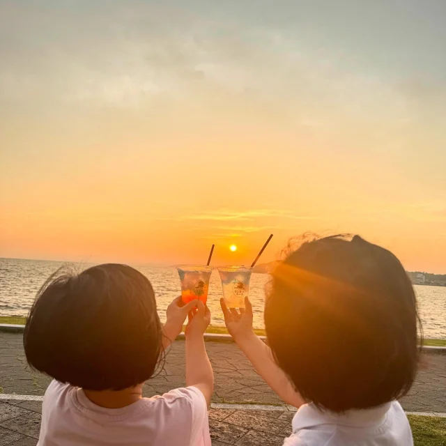 親子で宍道湖のひとこま
〜夕日を描きたい！のリクエストに答えて 編〜
次女も敏腕カメラマン📸✨

#宍道湖 
#夕日 
#お絵描き 
#親子時間 
#お出かけスポット 
#梅雨の間の晴れ間 
#娘よありがとう 
#宍道湖サンセットベース 
#ドリンクスタンド 
#オープンしてた 
#アラフォーコーデ 
#ハイトーンカラー 
#ショート女子
#山陰 
#島根
#松江 
#ローカルタレント 
#パワフル 
#mc 
#荒木まどか 
#ヒトコマドカ