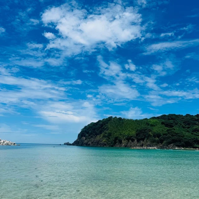 島根の海のひとこま
〜リゾート？てなくらい綺麗な海 編〜

島根町や美保関町と
島根県松江市には
美しい海岸がたくさんあるよ🏖️

#海 
#リゾート か？
#避暑地 
#砂浜 
#親子で楽しむ 
#親子時間 
#お出かけスポット 
#アラフォーコーデ 
#ハイトーンカラー 
#ショート女子
#山陰 
#島根
#松江 
#ローカルタレント 
#パワフル 
#mc 
#荒木まどか 
#ヒトコマドカ