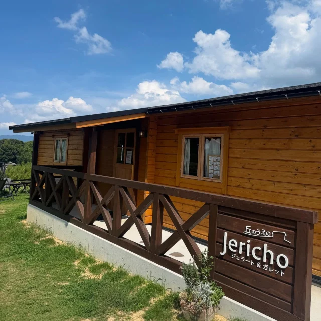松江のジェラート屋さんでのヒトコマ
〜jericho編〜

人気のうどん屋『安菜蔵』さんの
すぐ隣にオープンしてるジェラート＆ガレットのお店

この日は、ジェラートをテイクアウト🍨
娘たちと1つずつ選んで仲良くぺろり😋

今度はゆっくり店内で食べたいなぁ😊

#山陰 
#島根 
#松江 
#ジェラート 
#カレット 
#jericho 
#スイーツ 
#島根グルメ 
#松江グルメ 
#松江ランチ 
#松江スイーツ 
#親子でお出かけ 
#ジェラート好き 
#メニュー豊富 
#パワフルmc 
#荒木まどか 
#ローカルタレント 
#アラフォー 
#ショートヘア 
#ハイトーンカラー