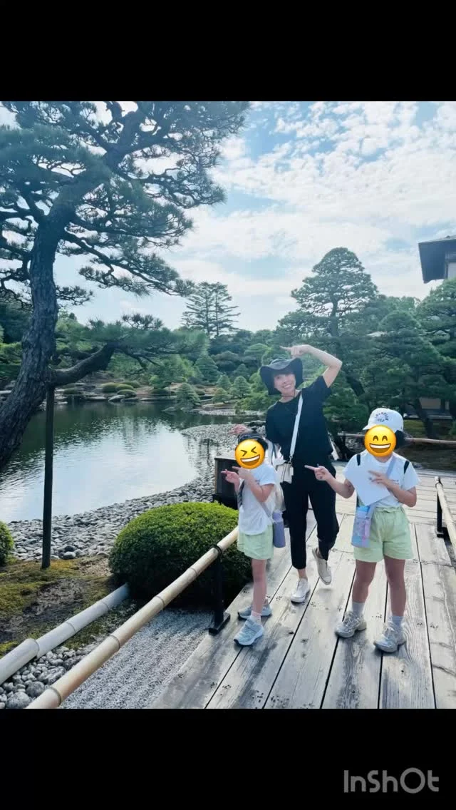 親子でこびと探し
第二弾も行ってきた💨
〜 こびとづかんと由志園  編〜

シーズンパスGETしてるから
いつでも行ける由志園🏵️

二回行けば元がとれる😏笑

今回は水中に小人がいたり🧚
第三弾はどこにいるかな？

#こびとづかん
#第二弾 
#由志園 
#大根島 
#親子時間 
#友達親子 
#お出かけスポット 
#こびと 
#スタンプラリー 
#なかなか難しい 
#アラフォーコーデ 
#ハイトーンカラー 
#ショート女子
#山陰 
#島根
#松江 
#ローカルタレント 
#パワフル 
#mc 
#荒木まどか 
#ヒトコマドカ