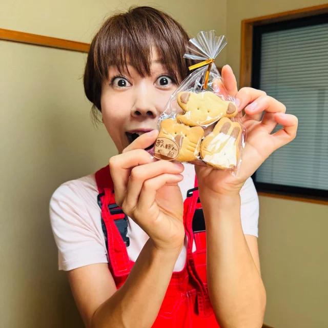 オリジナルクッキーとのひとこま
〜 ぽんぽん船 編〜

出雲市多伎町にある
障がい者就労支援事業所さんの
夏まつりイベントにおむすびーずで
お邪魔した際、素敵なクッキーを頂きました😊

今度、おむすび形クッキーを
依頼したいくらい可愛かった😍

ありがとうございました☺️

#オリジナルクッキー 
#出雲市 
#多伎 
#きららビーチ 近く
#イベント 
#出演 
#おむすびーず 
#荒木まどか 
#アラフォーコーデ 
#オーバーオール 
#ハイトーンカラー 
#ショート女子
#山陰 
#島根
#松江 
#ローカルタレント 
#パワフル 
#mc 
#ヒトコマドカ