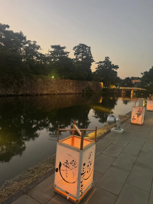 松江水燈路でのヒトコマ
〜 松江城界隈で　編〜
2025年は10/19まで(の土日祝)開催❣️

#水燈路 
#松江イベント 
#秋 
#山陰
#島根 
#松江 
#松江城 
#アラフォー 
#姉妹ママ 
#親子でおでかけ 
#ヒトコマドカ