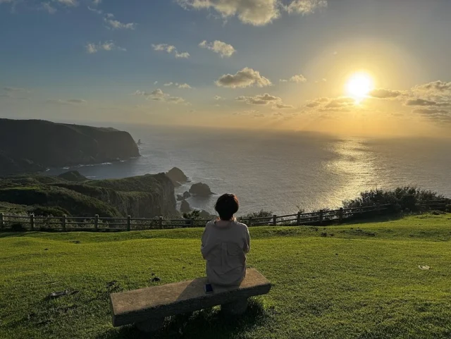 隠岐の絶景でのヒトコマ
〜 in 魔天崖 編〜

先日講師のお仕事で隠岐へ🚢
セミナー後、めえちゃん(隠岐地区代表のお姉様)が
おもてなしをしてくださり
西ノ島の絶景スポットを
案内してくださいました😊

五感を満たせた1日でした🌅

島根県商工会女性部
隠岐地区の皆さん、改めて
ありがとうございました😆

#隠岐 
#魔天崖 
#絶景 
#馬 
#近い 
#夕日 
#講師 
#コミュニケーション力 
#up 
#実践型 
#山陰
#島根 
#松江 
#アラフォー 
#セミナー 
#パワフル 
#荒木まどか 
#ヒトコマドカ