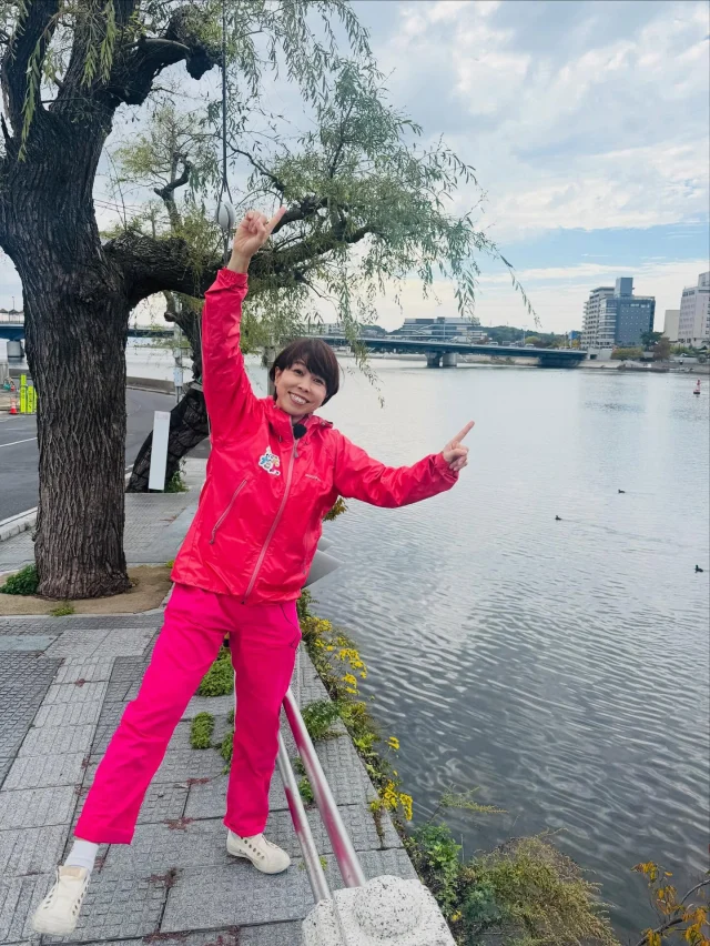 ロケでのヒトコマ
〜 白潟本町周辺 編〜

松江大橋からの眺め🌅

#ロケ 
#町歩き 
#山陰
#島根 
#松江 
#白潟本町
#大橋川
#セツ
#小泉八雲
#ばけばけ
#田舎 
#田んぼ 
#荒木まどか 
#パワフルMC
#ローカルタレント
#司会 
#講師 
#リポーター 
#アラフォー 
#ショートヘア 
#ショート女子 
#ハイトーンカラー 
#ヒトコマドカ