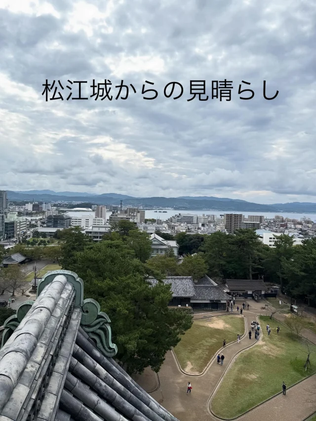 親子で松江探訪のヒトコマ
〜 松江城ちらり 編〜

松江の観光大使になったからには
松江のこともっと勉強しないとね💨

#山陰
#島根 
#松江 
#松江観光大使 
#松江城 
#セツ
#小泉八雲
#ばけばけ
#田舎 
#親子で 
#お出かけ 
#荒木まどか 
#パワフルMC
#ローカルタレント
#司会 
#講師 
#リポーター 
#アラフォー 
#ショートヘア 
#ショート女子 
#ハイトーンカラー 
#ヒトコマドカ