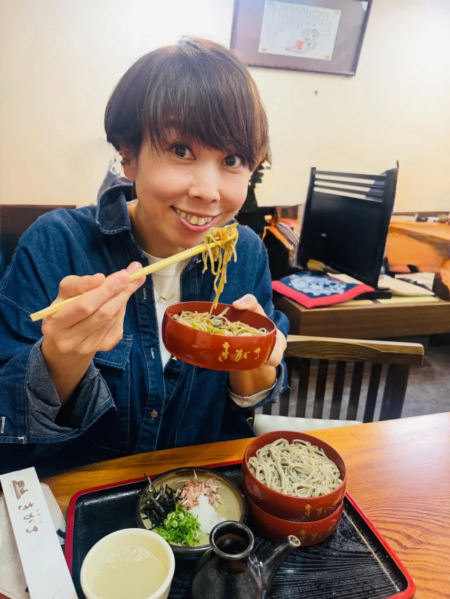 松江の推し店でのヒトコマ
-出雲そば きがる 編-

⭐︎振り返り投稿
今回はちゃんと食べ物あり👍

松江には美味しい出雲そば屋さん
たくさんあります🥹
そんな中で今回は
きがるさんの鴨せいろ🦆✨

#ロケ 
#町歩き 
#ロケ地巡礼 
#出雲そば 
#きがる 
#松江ランチ 
#島根グルメ
#山陰
#島根 
#松江 
#ばけばけ 
#荒木まどか 
#パワフルMC
#ローカルタレント
#司会 
#講師 
#リポーター 
#アラフォー 
#ショートヘア 
#ショート女子 
#ハイトーンカラー 
#ヒトコマドカ