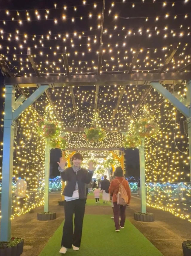 幼い頃以来の鳥取花回廊💐
娘たちは
『え、ここ東京⁉️』と
テンション上がりまくりの
イルミネーションでした🎄✨

敷地内に公園もあって
親子でまた行きたいスポット
見っけ👀❣️

#親子でおでかけ #鳥取 #花回廊 #イルミネーション #winter #島根 #松江 #山陰 #荒木まどか #司会 #おでかけ情報