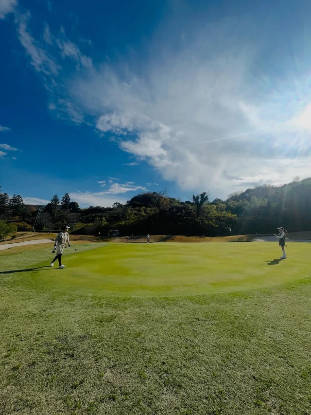 山陰のゴルフ場でのひとこま
〜 女子ゴルフ部の仲間と 編〜

山陰には素敵なゴルフ場がたくさんあるよ⛳️
写真:広報部長miki

#ゴルフ場 
#ゴルフ 
#島根 
#出雲空港カントリークラブ 
#山陰女子ゴルフ部 
#女子ゴルフ 
#アラフォーコーデ 
#ゴルフコーデ 
#ハイトーンカラー 
#ショート女子
#山陰 
#島根
#松江 
#ローカルタレント 
#パワフル 
#mc 
#荒木まどか 
#ヒトコマドカ