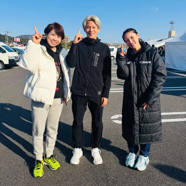 国宝松江城マラソンでのヒトコマ
-6時間半の生放送 編-

今年は47都道府県、世界から
たくさんのランナーさんおよそ4400人が参加🏃‍➡️

沿道からはたくさんの声援が聞こえ
松江の街がより賑やかな1日となりました☀️

生放送で、わたしは今年も
飲食ブースなどのある『おもてなし広場』や
走り終えた方への
インタビューの役目を務めさせて頂きました🎤

ゲストランナーの
@takaya_mitsuka さん
@xxtoooooraxx さん

には、番組に出演して頂き
軽快なトークで走ることの魅力をお話しして下さいました🥹

マーブルの青山リポーターは
体を張ってフルマラソンに挑戦
(24kmで帰還しましたが。ある意味、ネタの提供ありがとう。笑)

飲食ブースにいた
@shimotsuyoshi は快く
@mochiyori  のいちご大福を提供してくれた🍓

ステージイベントでは
@itahanatohya がはつらつと司会進行をしてた🎤

と、多くの皆さんがそれぞれの場所で
松江城マラソンの盛り上げに貢献していました😊

参加された皆さん
関わったスタッフの皆さん
中継スタッフのみなさん
ほんとにお疲れ様でした😊

そして、番組にご協力頂いた皆さん、
ご縁のあった皆さん
ありがとうございました😊

#国宝 
#松江城マラソン 
#フルマラソン 
#荒木まどか 
#mc 
#司会 
#パワフル 
#ローカルタレント
#リポーター 
#山陰 
#島根
#松江
#アラフォー 
#ショート女子 
#ハイトーンカラー 
#ヒトコマドカ