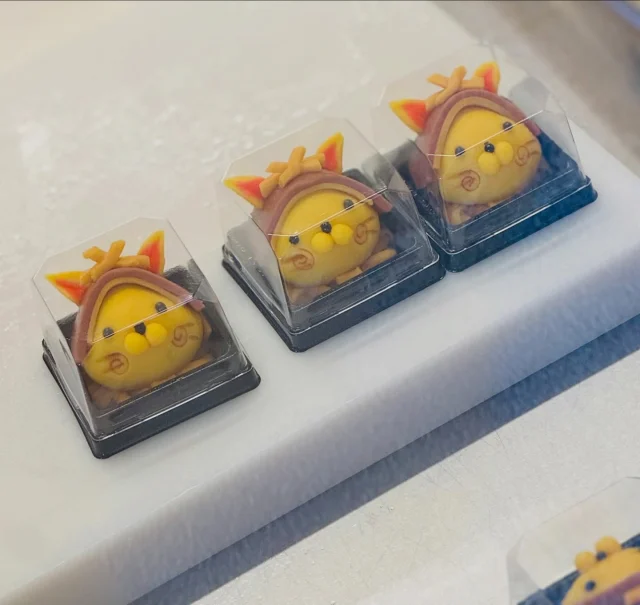 松江の推しスイーツのヒトコマ
- 和菓子 編-

手土産を買いに松江の和菓子屋さんに立ち寄ると
職人さんがせっせと和菓子を…って‼️
しまねっこ😳

こちらは限定販売品らしく、
店頭で買うことはできなかったのですが
すごく可愛かった😍

2026年1月17日〜31日まで
東京にある『日比谷しまね館』で開催される
しまねっこフェアの催しの中で食べられるとのこと🥹
(調べたところ、1/24、25に数量限定で
販売されるしまねっこプレートで食せるよう)

しまねっこフェアはこちらで開催されます👇
東京都千代田区有楽町1-2-2
日比谷シャンテ 日比谷しまね館

関東圏在住の方ぜひ✨

2枚目はかわいいうさぎとウグイスの和菓子🤭
時期によって異なる彩雲堂さんの和菓子
和菓子好きな娘も、太鼓判です👭

#島根 #松江 #和菓子 #スイーツ #しまねっこ