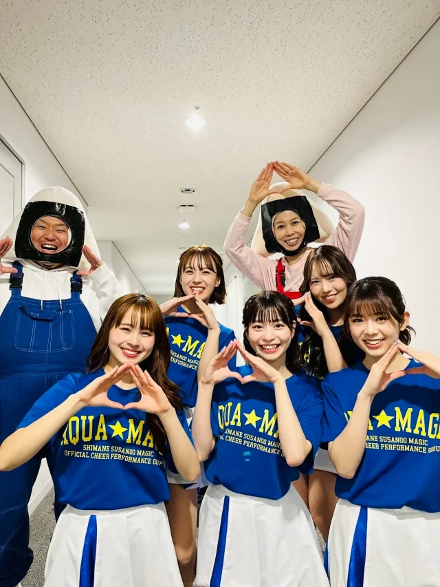 おむすびーずのヒトコマ
〜 SDGsフェスティバルで〇〇と共演 編〜

SDGsについて考えるイベントに
今年もおむすびーずで出演させて頂きました😊

昨年に引き続き
トップバッターは
@aqua_magic_55 
今年もおむすびポーズを一緒に🍙
いつもありがとう💕

さらに今年は
2025年ブレイク
みゃくみゃく　と
松江のマスコットキャラ
おまっちぇも会場に😳

人気者を間近で見れるSDGsイベント
お客様もたくさん来場し
大賑わいでした😊

お声がけいただいた主催者さま
スタッフの皆様もありがとうございました😊

#松江 
#sdgs 
#アクアマジック 
#おまっちぇ 
#みゃくみゃく