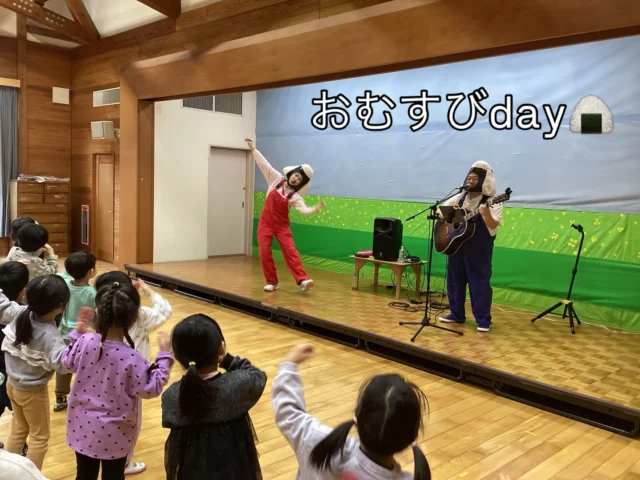 おむすびーずのひとコマ
-鳥取県内の保育所で 編-

おむすびーずの活動多い3月🍙

#島根 #子供向け #ライブ #おむすびーず #japan